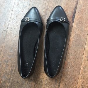 Dr. Scholl’s flats. Gently worn. No damage.